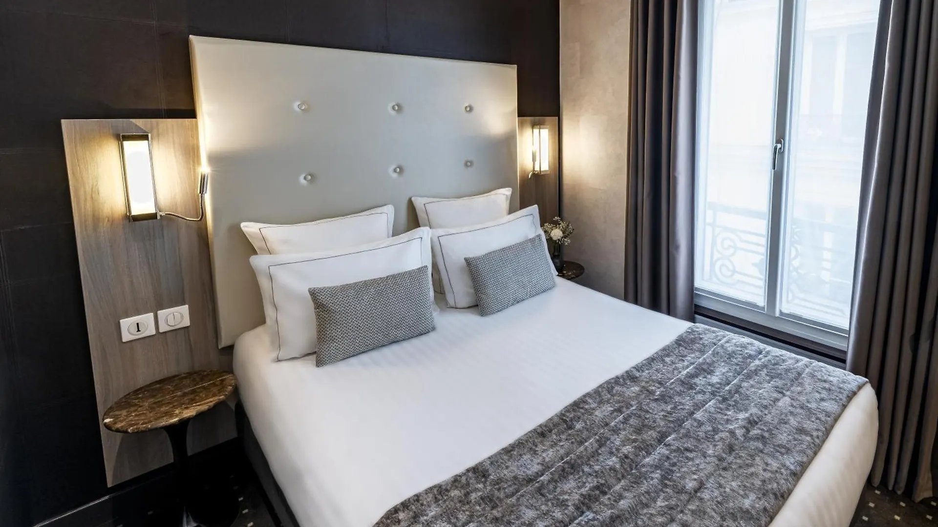 ***  Hotel De La Paix Tour Eiffel Paris France